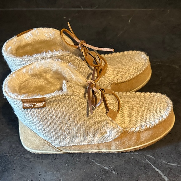 Minnetonka Moccasin Slippers boots size 10 - Picture 2 of 4